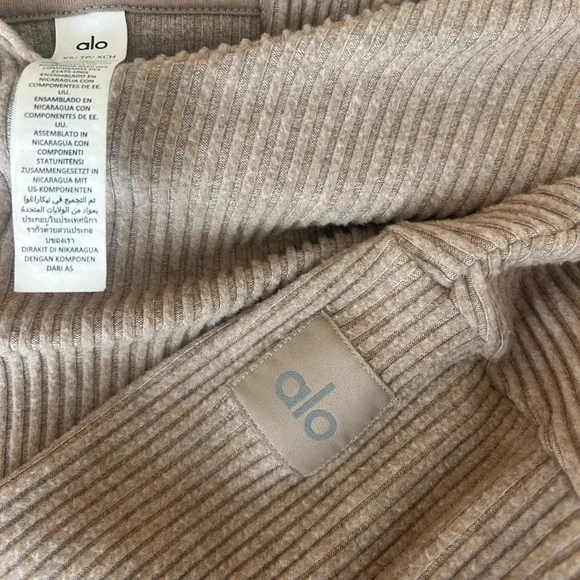 ALO Yoga Tan Ribbed Women Sweater and Sweatpants - Picture 5 of 9